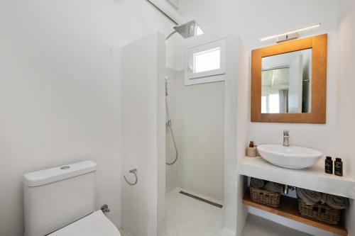 派莱卡斯Casa Sabbia 10m from the beach的白色的浴室设有水槽和镜子