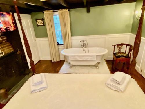 塞伦Silsbee's by Daniels House的带浴缸和2条毛巾的浴室