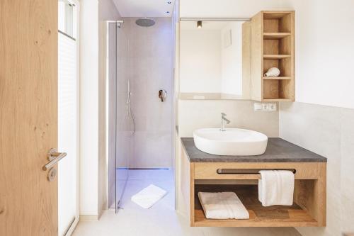 瓦尔奥纳的圣乔凡尼Apartments Silva Summit的一间带水槽和淋浴的浴室