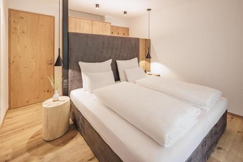 瓦尔奥纳的圣乔凡尼Apartments Silva Summit的一间卧室配有一张带白色床单的大床