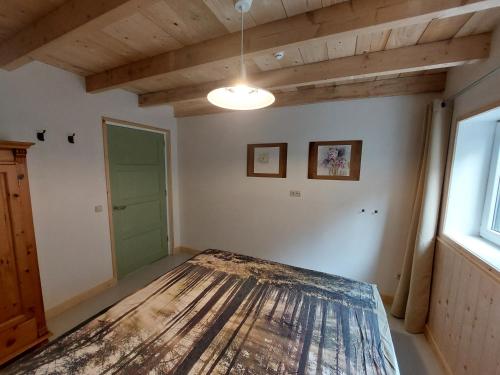 沃尔弗哈Huisjedelinde的客房设有一张木天花板床。