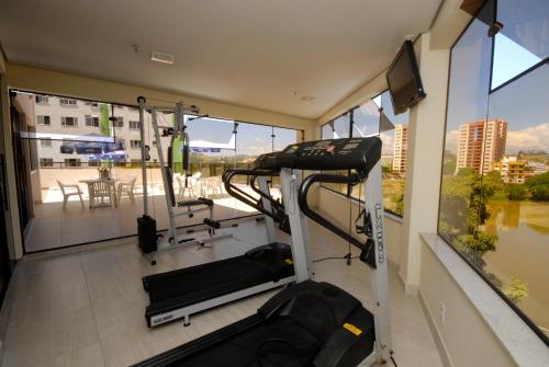 雷森迪River Park Hotel的客房设有健身房,享有阳台的景色
