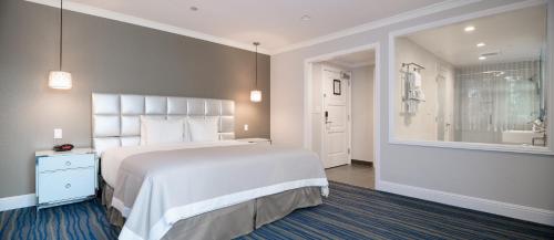 圣克拉拉伍德克雷斯特酒店的一间带大床的卧室和一间浴室