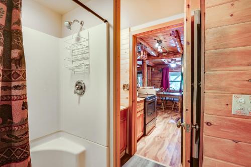 Charming Wellesley Island Cabin Near State Parks的房屋内带淋浴和盥洗盆的浴室