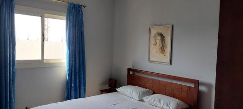 赫尔格达Villages road & promenade apartments的一间卧室设有一张床和一个窗口