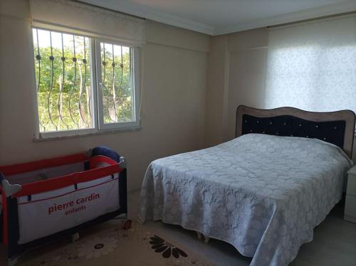 吉雷松Denize 3km Daire - Piraziz Giresun的一间小卧室,配有床和窗户