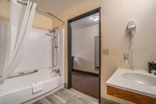 特拉弗斯城特拉弗斯城戴斯套房酒店的带浴缸、水槽和淋浴的浴室