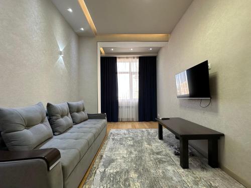 杜尚别Dushanbe City View Apartments的客厅配有沙发和桌子