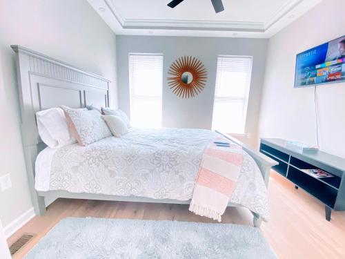 巴尔的摩On Ensor的卧室配有白色的床和镜子