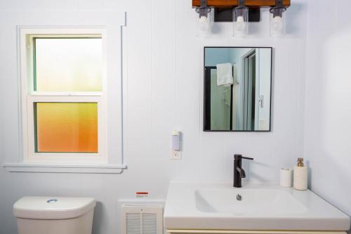 艾伯尼港Chims Motel的白色的浴室设有水槽和镜子