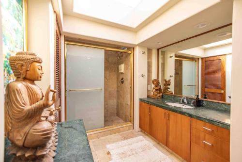 HueloJasmine Suite on Lush farm in Haiku, Maui jungle的带有柜台上女人雕像的浴室