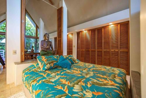 HueloJasmine Suite on Lush farm in Haiku, Maui jungle的一间卧室设有一张大床和大窗户