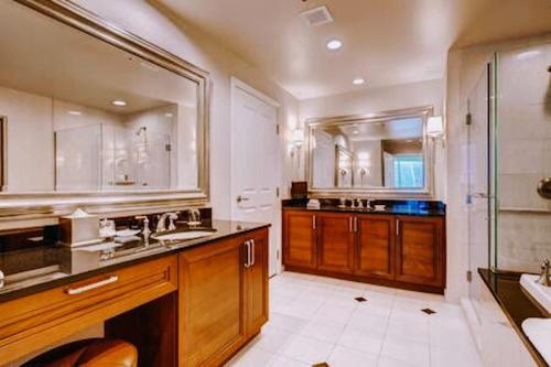 拉斯维加斯Strip view 1 BR suite 2 Full Bath Full Kitchen with Balcony - 900 sqft - MGM Signature的大型浴室设有水槽和淋浴。