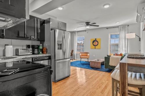 费城Stay Rafa At 259的一间带不锈钢用具的厨房和一间客厅