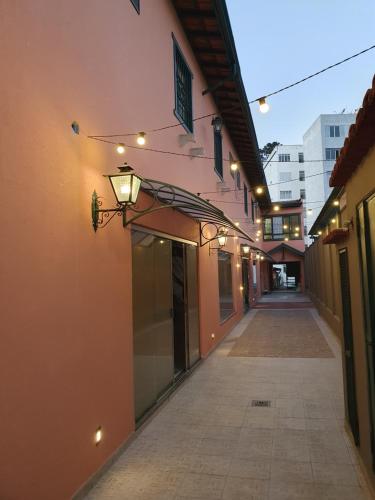 塞拉内格拉Villa Ida Acomodações, 3 suítes aconchegantes e charmosas no centro的一条空洞的小巷,有街灯