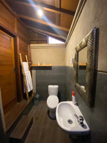 BanjarangkanKubu Bakas Guest House - CHSE Certified的浴室配有白色水槽和卫生间。