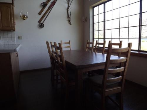 六月湖Rr-edgewater01的厨房配有木桌和一些椅子