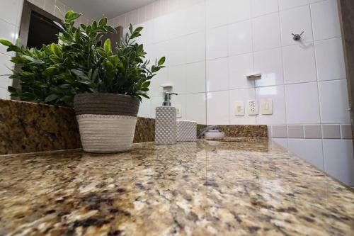 马瑙斯Tropical Executive 1006的浴室里有一个盆子