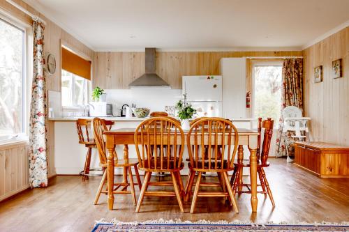 托基淡水溪乡村民宿的厨房配有木桌和椅子
