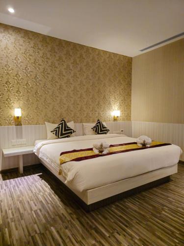 巴淡岛中心Grand Sydney Hotel的卧室配有一张白色大床