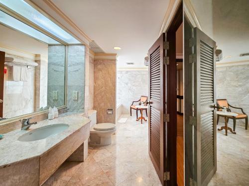 曼谷曼谷华美达迪马阁酒店的一间带水槽和卫生间的浴室