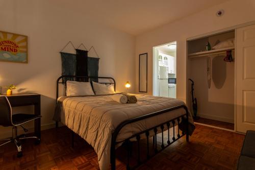 劳德代尔堡Apartment Fort Lauderdale - 5 minutes walk to Las Olas Beach的一间卧室配有一张床、一张桌子和一把椅子