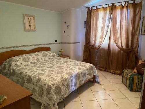 伊索拉迪卡波里祖托Residenza il sole isola Capo Rizzuto的一间卧室设有一张床和一个窗口