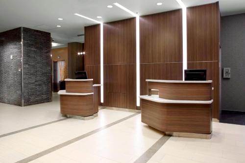 亚克朗阿克伦市中心万怡酒店的大堂设有木镶板和等候室