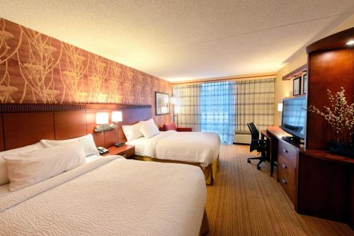 北坎顿坎顿万怡酒店的酒店客房设有两张床和电视。