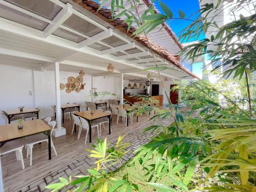 道伊斯Anlio Resort的用餐室配有桌椅和植物