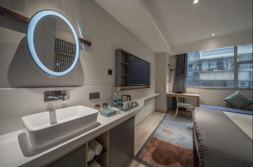 广州希诺酒店·广州北京路省人民医院店的一间带水槽和镜子的浴室