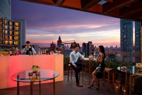 曼谷曼谷皇后公园万豪侯爵酒店的一群人坐在屋顶酒吧里