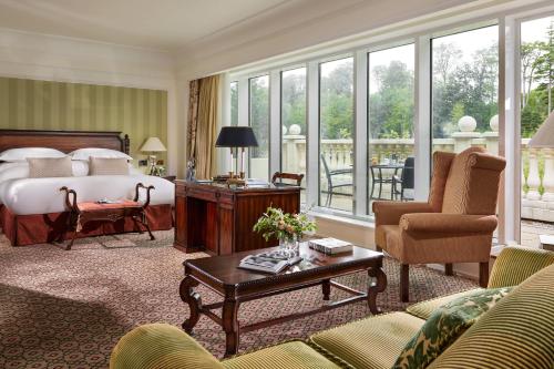 恩尼斯凯里宝尔势格酒店 - Autograph精选酒店系列的一间卧室设有一张床和一间客厅。