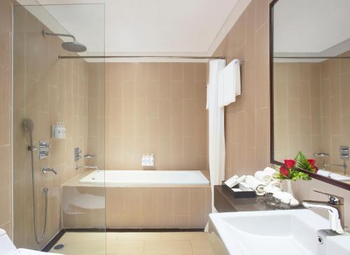 雅加达卡里巴塔瑞士贝尔住宅酒店的带浴缸、水槽和淋浴的浴室
