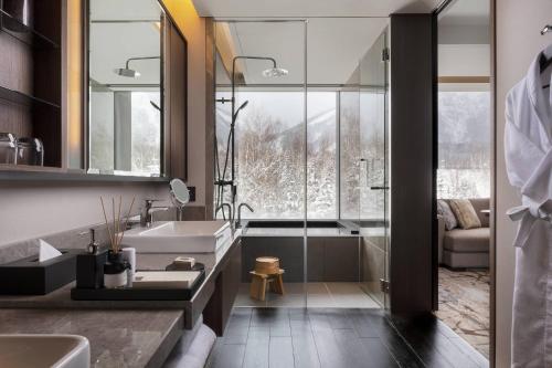 二世古Higashiyama Niseko Village, a Ritz-Carlton Reserve的带浴缸、水槽和淋浴的浴室