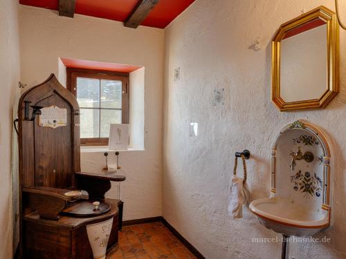 哈斯默斯海姆Wohnen auf der Ritterburg的一间带水槽和镜子的浴室