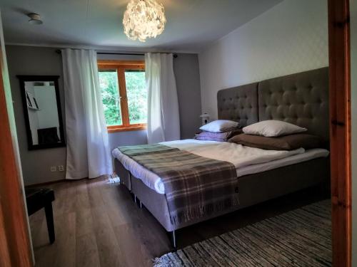 BräckeJojos Lodge的一间卧室配有一张大床和一个吊灯。