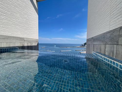 热海热海美景私人温泉公寓式酒店的海景游泳池