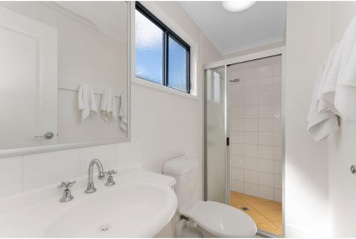 汤斯维尔Discovery Parks - Townsville的白色的浴室设有水槽和卫生间。