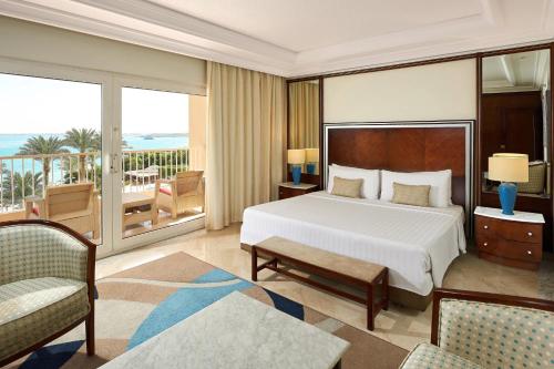 赫尔格达Hurghada Marriott Beach Resort的酒店客房设有一张床和一个阳台。