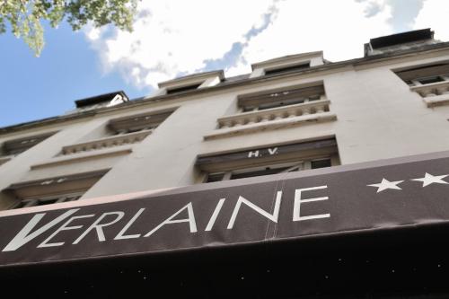 巴黎魏尔伦酒店的带有读动词的标志的建筑