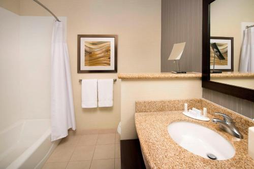 拉夫金拉夫金万怡酒店的浴室配有盥洗盆和浴缸。