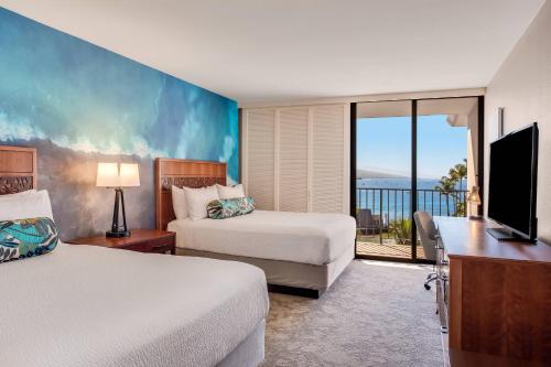 科纳卡美哈美哈国王科纳海滩万豪酒店的酒店客房设有两张床和一个阳台。