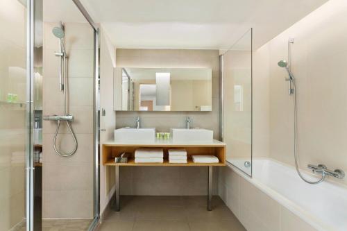 蒙彼利埃蒙彼利埃万怡酒店的一间带两个盥洗盆和淋浴的浴室
