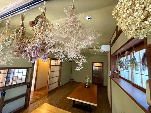 镰仓市古民家の宿 鎌倉楽庵的配有桌子和吊灯的房间