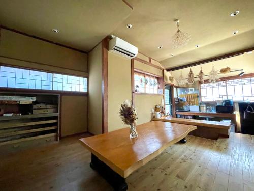 镰仓市古民家の宿 鎌倉楽庵的客厅配有木桌和沙发