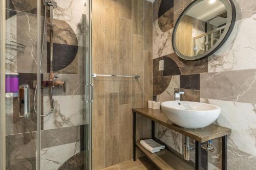 帕切维拉Studio 32 - Apartment & kitchenette at the new Olo living的一间带水槽和淋浴的浴室