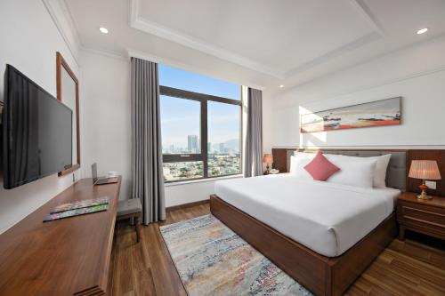 岘港The Sail Hotel的酒店客房设有一张床和一个大窗户
