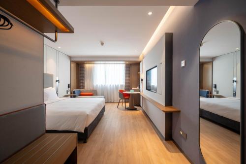上海上海浦江联航路地铁站智选假日酒店的酒店客房配有两张床和一张书桌