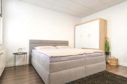 特伦钦Apartman Vita Lite的一间白色客房内配有一张大床的卧室